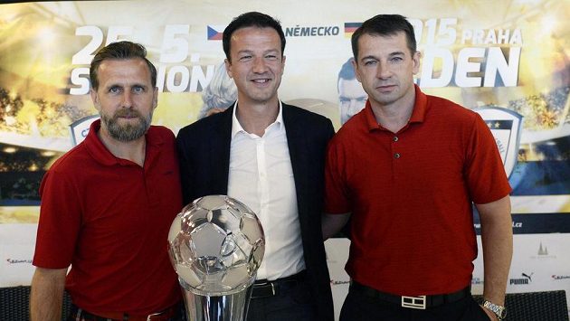 Zleva Karel Poborský, německý hráč Fredi Bobic a Pavel Kuka vystoupili 18. května na tiskové konferenci ve Vysokém Újezdu před zápasem fotbalistů nad 35 let ČR - Německo, jehož hlavními aktéry budou finalisté mistrovství Evropy 1996. Zleva Karel Poborský, německý hráč Fredi Bobic a Pavel Kuka vystoupili 18. května na tiskové konferenci ve Vysokém Újezdu před zápasem fotbalistů nad 35 let ČR - Německo, jehož hlavními aktéry budou finalisté mistrovství Evropy 1996.