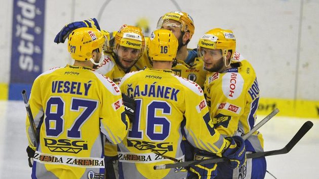 Radost Zlína ve třetím semifinálovém duelu proti Třinci: zleva Ondřej Veselý, Petr Čajánek a Antonín Honejsek. Radost Zlína ve třetím semifinálovém duelu proti Třinci: zleva Ondřej Veselý, Petr Čajánek a Antonín Honejsek.