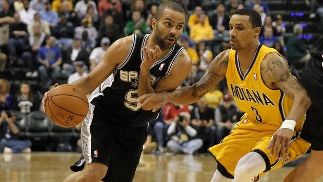Basketbalista San Antonia Tony Parker (vlevo) a George Hill z Indiany. Basketbalista San Antonia Tony Parker (vlevo) a George Hill z Indiany.