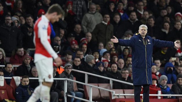 Trenér Arsenalu Arséne Wenger má před sebou obtížný úkol. Skleslým svěřencům navrátit jejich ztracené sebevědomí. Trenér Arsenalu Arséne Wenger má před sebou obtížný úkol. Skleslým svěřencům navrátit jejich ztracené sebevědomí.
