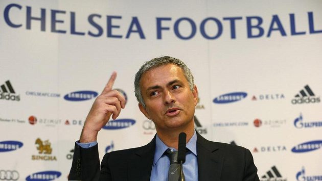 José Mourinho, staronový kouč fotbalistů Chelsea. José Mourinho, staronový kouč fotbalistů Chelsea.