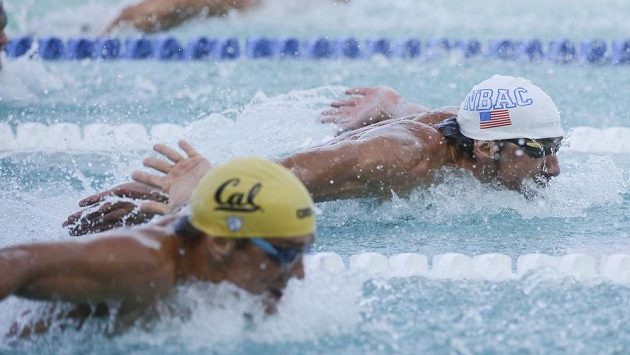 Phelps (vpravo) je po comebacku stále lepší a lepší. Tentokrát se ale musel o vítězství podělit s krajanem Shieldsem. Phelps (vpravo) je po comebacku stále lepší a lepší. Tentokrát se ale musel o vítězství podělit s krajanem Shieldsem.