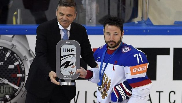 Kapitán ruské sborné Ilja Kovalčuk (vpravo) přebírá trofej pro stříbrný tým MS od prezidenta Mezinárodní hokejové federace Reného Fasela. Kapitán ruské sborné Ilja Kovalčuk (vpravo) přebírá trofej pro stříbrný tým MS od prezidenta Mezinárodní hokejové federace Reného Fasela.