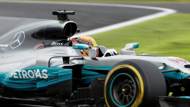 Lewis Hamilton na trati v Suzuce. Lewis Hamilton na trati v Suzuce.