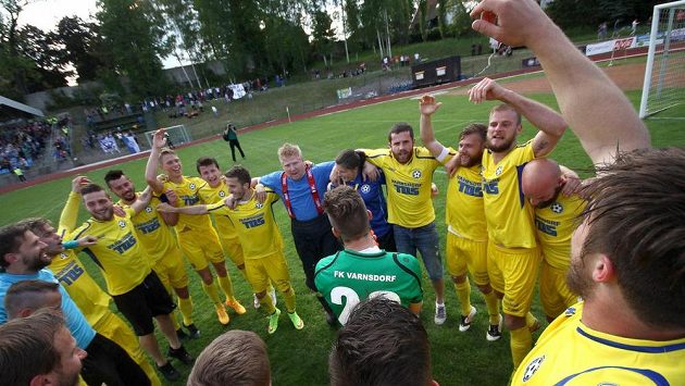 Fotbalisté Varnsdorfu se radují z postupu do první ligy. Fotbalisté Varnsdorfu se radují z postupu do první ligy.