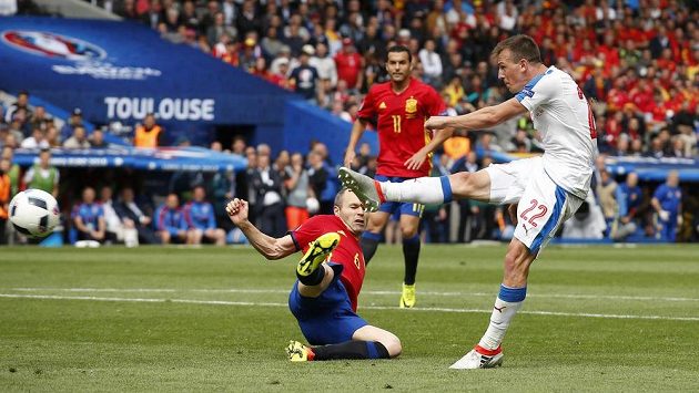 Vladimír Darida měl v samém závěru šanci vyrovnat, jeho střelu však gólman David de Gea (není na snímku) vyrazil. Vladimír Darida měl v samém závěru šanci vyrovnat, jeho střelu však gólman David de Gea (není na snímku) vyrazil.