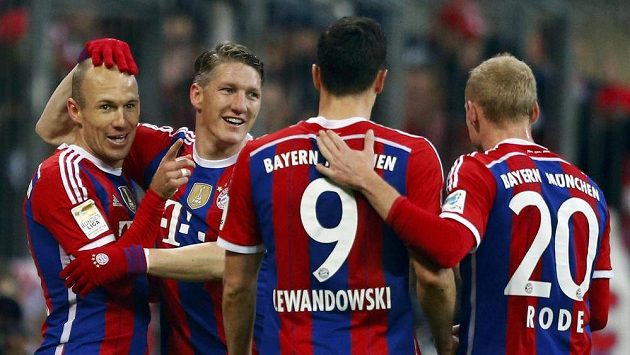 Zleva Arjen Robben, Bastian Schweinsteiger, Robert Lewandowski a Sebastian Rode z Bayernu slaví jeden z gólů proti Hoffenheimu v utkání 12. kola bundesligy. Zleva Arjen Robben, Bastian Schweinsteiger, Robert Lewandowski a Sebastian Rode z Bayernu slaví jeden z gólů proti Hoffenheimu v utkání 12. kola bundesligy.