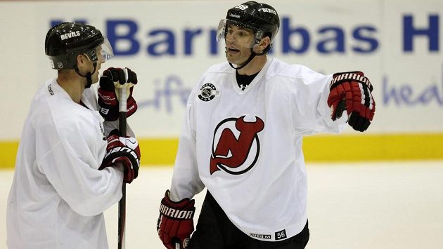 Jaromír Jágr (vpravo) a Travis Zajac z New Jersey. Jaromír Jágr (vpravo) a Travis Zajac z New Jersey.