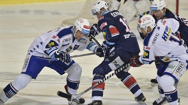 Zleva Jan Hruška z Brna, Roman Červenka z Chomutova a Rastislav Špirko z Brna ve třetím utkání předkola play off. Zleva Jan Hruška z Brna, Roman Červenka z Chomutova a Rastislav Špirko z Brna ve třetím utkání předkola play off.