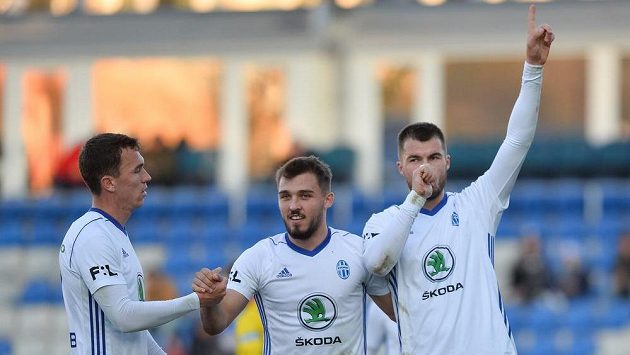 Mladoboleslavský fotbalista Tomáš Ladra z Boleslavi (uprostřed) se raduje z gólu s Nikolajem Komličenkem (vpravo) a Jakubem Klímou. Mladoboleslavský fotbalista Tomáš Ladra z Boleslavi (uprostřed) se raduje z gólu s Nikolajem Komličenkem (vpravo) a Jakubem Klímou.