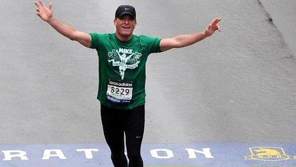 Takhle šťastný byl Mike Rossi v cíli maratónu v Bostonu. Jak se tam ale dostal? Takhle šťastný byl Mike Rossi v cíli maratónu v Bostonu. Jak se tam ale dostal?