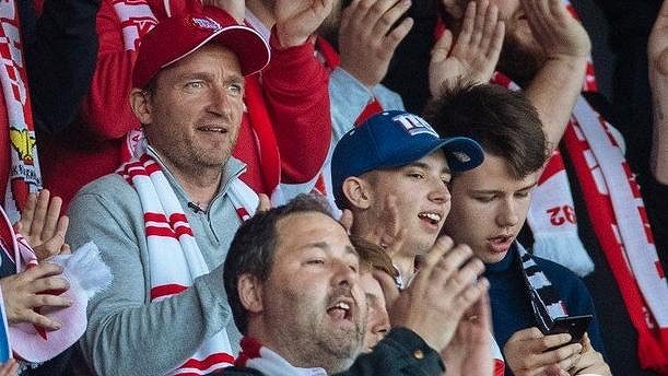 Vladimír Šmicer fandil přímo v kotli slávistických fanoušků Vladimír Šmicer fandil přímo v kotli slávistických fanoušků