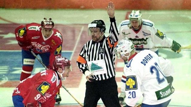 Rozhodčí Ivo Haber na snímku z roku 1999 vhazuje puk v extraligové exhibici Východ - Západ mezi hokejky Davida Výborného a Jiřího Dopity. Rozhodčí Ivo Haber na snímku z roku 1999 vhazuje puk v extraligové exhibici Východ - Západ mezi hokejky Davida Výborného a Jiřího Dopity.