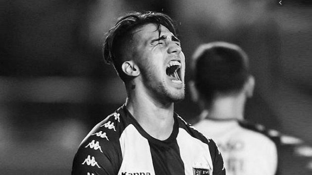 Mladý argentinský fotbalista Ezequiel Esperón tragicky zemřel. Mladý argentinský fotbalista Ezequiel Esperón tragicky zemřel.