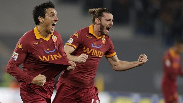 Fotbalisté AS Řím Nicolas Burdisso (vlevo) a Federico Balzaretti oslavují vstřelenou branku v utkání s AC Milán. Fotbalisté AS Řím Nicolas Burdisso (vlevo) a Federico Balzaretti oslavují vstřelenou branku v utkání s AC Milán.