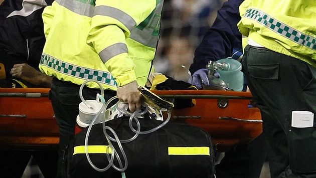 Fabrice Muamba je po srdeční zástavě odnášen z trávníku na nosítkách. Fabrice Muamba je po srdeční zástavě odnášen z trávníku na nosítkách.