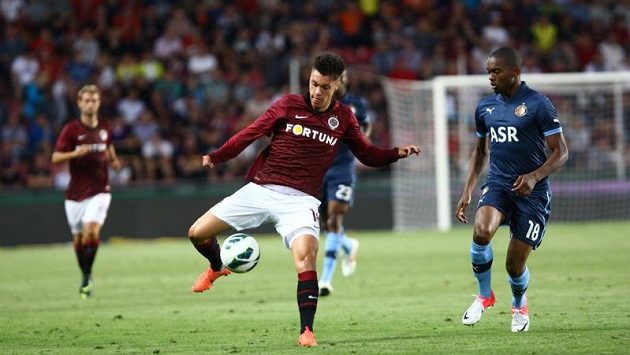 Sparťanský útočník Václav Kadlec bojuje s obráncem Nelomem z Feyenoordu Sparťanský útočník Václav Kadlec bojuje s obráncem Nelomem z Feyenoordu