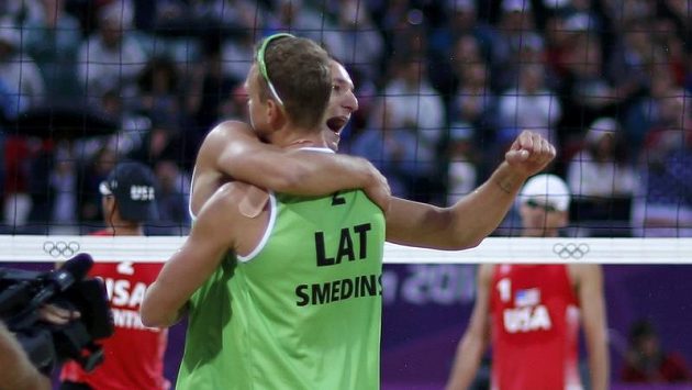 Lotyšský pár Martinš Plavinš a Janis Šmedinš se raduje z postupu přes americký pár Gibb, Rosenthal. Lotyšský pár Martinš Plavinš a Janis Šmedinš se raduje z postupu přes americký pár Gibb, Rosenthal.
