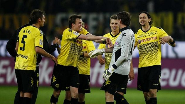 Fotbalisté Borussie Dortmund se radují z vítězství nad Bayernem Mnichov. Fotbalisté Borussie Dortmund se radují z vítězství nad Bayernem Mnichov.