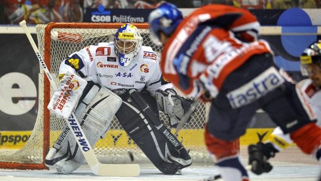 Liberecký brankář Marek Pinc likviduje střelu pardubického hráče Václava Kočího. Liberecký brankář Marek Pinc likviduje střelu pardubického hráče Václava Kočího.