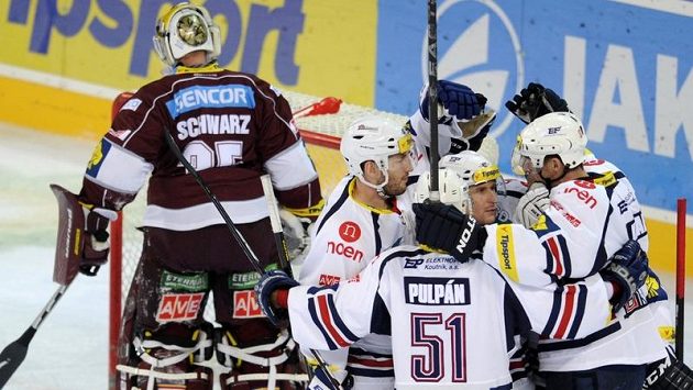 Chomutovský útočník Štěpán Hřebejk (uprostřed) přijímá gratulaci ke gólu. Chomutovský útočník Štěpán Hřebejk (uprostřed) přijímá gratulaci ke gólu.