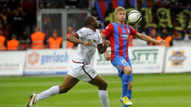 Václav Procházka z Plzně (vpravo) bojuje o míč s Leonardem Kweukem ze Sparty. Václav Procházka z Plzně (vpravo) bojuje o míč s Leonardem Kweukem ze Sparty.