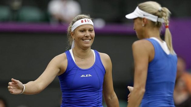 Lucie Hradecká (vlevo a Andrea Hlaváčková po úspěšném tažení olympijským turnajem spěchaly za oceán. Lucie Hradecká (vlevo a Andrea Hlaváčková po úspěšném tažení olympijským turnajem spěchaly za oceán.