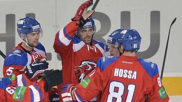 Hokejisté Lva Praha zleva Mathias Porseland, Jakub Klepiš, Petr Vrána a Marcel Hossa se radují z vedoucího gólu do sítě Doněcku. Hokejisté Lva Praha zleva Mathias Porseland, Jakub Klepiš, Petr Vrána a Marcel Hossa se radují z vedoucího gólu do sítě Doněcku.