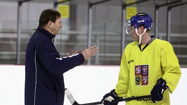 Trenér národního týmu Alois Hadamczik a Aleš Hemský na tréninku. Trenér národního týmu Alois Hadamczik a Aleš Hemský na tréninku.