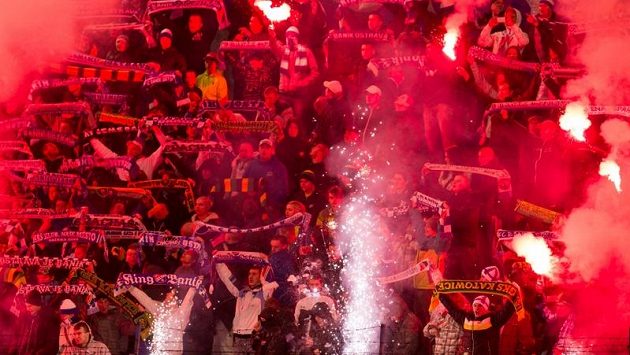 Fanoušci Baníku Ostrava oslavují vítězství nad Slováckem. Fanoušci Baníku Ostrava oslavují vítězství nad Slováckem.