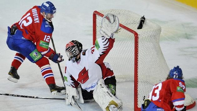 Útočník Jiří Novotný (vlevo) střílí po přihrávce Jakuba Voráčka druhý gól pražského Lva v duelu proti Omsku. Útočník Jiří Novotný (vlevo) střílí po přihrávce Jakuba Voráčka druhý gól pražského Lva v duelu proti Omsku.