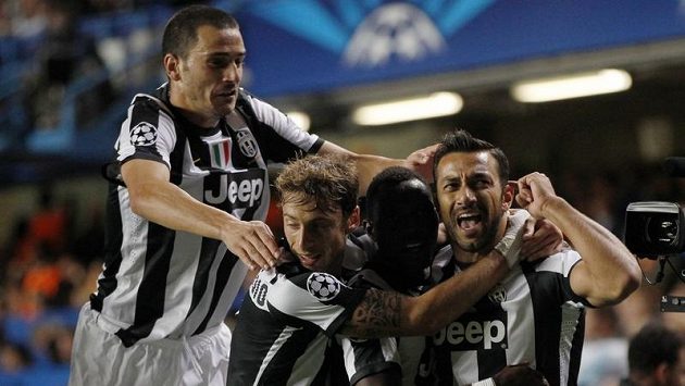Fabio Quagliarella (vpravo) se raduje se spoluhráči z Juventusu z gólu proti Chelsea. Fabio Quagliarella (vpravo) se raduje se spoluhráči z Juventusu z gólu proti Chelsea.