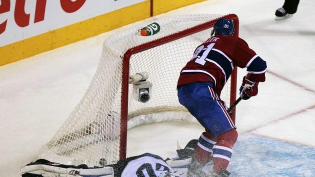 Lars Eller z Montrealu úspěšně zakončuje svou parádičku při samostatném nájezdu na gólmana Winnipegu Chrise Masona. Lars Eller z Montrealu úspěšně zakončuje svou parádičku při samostatném nájezdu na gólmana Winnipegu Chrise Masona.
