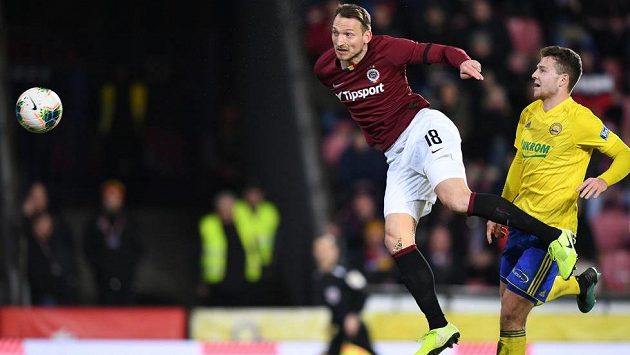 Střídající Libor Kozák (vlevo) dostal Spartu v utkání proti Zlínu do vedení 2:1. Střídající Libor Kozák (vlevo) dostal Spartu v utkání proti Zlínu do vedení 2:1.