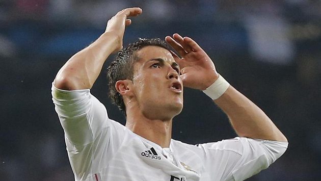 Roztrpčený útočník Realu Madrid Cristiano Ronaldo. Roztrpčený útočník Realu Madrid Cristiano Ronaldo.