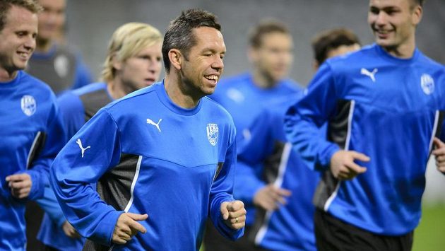 Kapitán Viktorie Plzeň Pavel Horváth vede tým na tréninku v mnichovské Allianz Areně. Kapitán Viktorie Plzeň Pavel Horváth vede tým na tréninku v mnichovské Allianz Areně.
