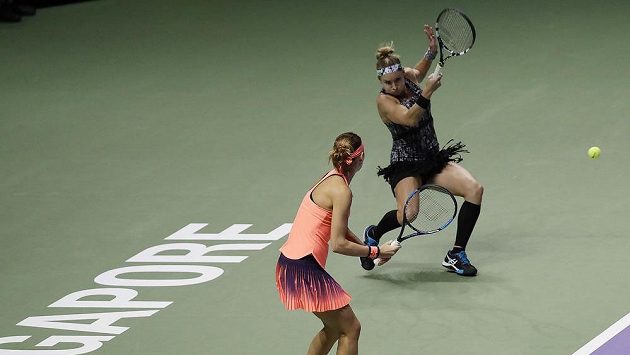 Američanka Bethanie Matteková-Sandsová odehrává forehandem jeden míček, Lucie Šafářová přihlíží. Američanka Bethanie Matteková-Sandsová odehrává forehandem jeden míček, Lucie Šafářová přihlíží.