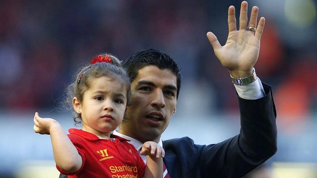 Sbohem! Uruguayský fotbalista Luis Suárez takto zdravil po posledním ligovém zápase sezóny fanoušky Liverpoolu. Nyní se zdá, že klub opustí nadobro. Sbohem! Uruguayský fotbalista Luis Suárez takto zdravil po posledním ligovém zápase sezóny fanoušky Liverpoolu. Nyní se zdá, že klub opustí nadobro.