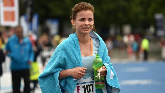 Česká mistryně Kateřina Kriegelová po Pražském maratónu. Česká mistryně Kateřina Kriegelová po Pražském maratónu.