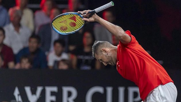 Australan Nick Kyrgios během utkání s Rogerem Federerem. Australan Nick Kyrgios během utkání s Rogerem Federerem.