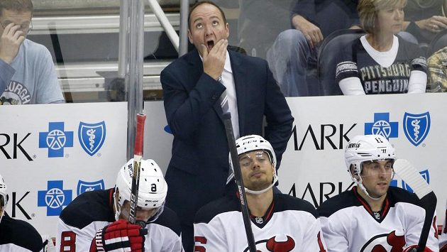 Trenér New Jersey Devils Peter DeBoer při pohledu na skóre na videokostce při utkání v Pittsburghu. Trenér New Jersey Devils Peter DeBoer při pohledu na skóre na videokostce při utkání v Pittsburghu.