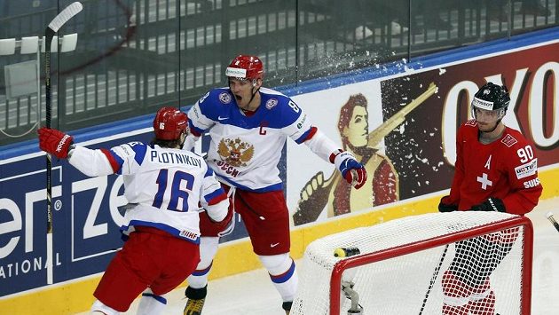 Ruští útočníci Sergej Plotnikov (vlevo) a Alexandr Ovečkin slaví gól v síti Švýcarska. Vpravo je zklamaný zadák Roman Josi. Ruští útočníci Sergej Plotnikov (vlevo) a Alexandr Ovečkin slaví gól v síti Švýcarska. Vpravo je zklamaný zadák Roman Josi.