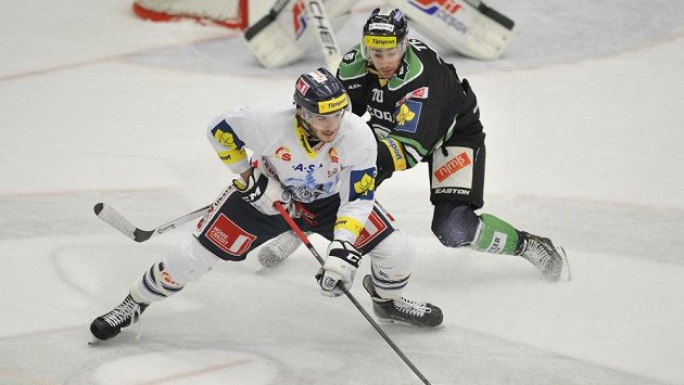 Obránce Boleslavi Peter Trška (vpravo) a útočník Liberce Tomáš Filippi v utkání 13. kola Tipsport extraligy. Obránce Boleslavi Peter Trška (vpravo) a útočník Liberce Tomáš Filippi v utkání 13. kola Tipsport extraligy.