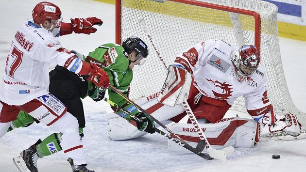 Zleva Jan Jaroměřský z Třince, Maris Bičevskis z Mladé Boleslavi a brankář Třince Jakub Štěpánek. Zleva Jan Jaroměřský z Třince, Maris Bičevskis z Mladé Boleslavi a brankář Třince Jakub Štěpánek.