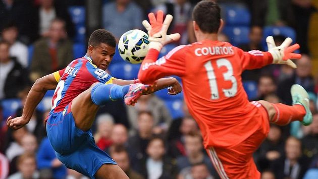 Fraizer Campbell (vlevo), jediný hráč Crystal Palace, který v ligovém souboji vyzrál na Thibauta Courtoise v brance Chelsea. Fraizer Campbell (vlevo), jediný hráč Crystal Palace, který v ligovém souboji vyzrál na Thibauta Courtoise v brance Chelsea.