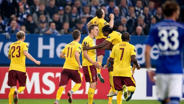 Fotbalisté Sparty Praha oslavují gól Davida Lafaty na 2:1 během utkání Evropské ligy proti Schalke ve Veltins Areně. Fotbalisté Sparty Praha oslavují gól Davida Lafaty na 2:1 během utkání Evropské ligy proti Schalke ve Veltins Areně.