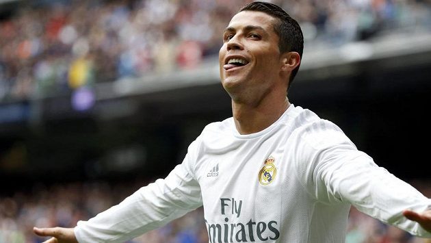Hvězdný Cristiano Ronaldo z Realu Madrid povede reprezentaci Portugalska na ME ve Francii. Hvězdný Cristiano Ronaldo z Realu Madrid povede reprezentaci Portugalska na ME ve Francii.