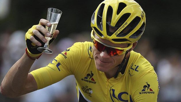 Obligátní sklenka šampaňského pro vítěze na trase závěrečné 21. etapy Tour de France. Obligátní sklenka šampaňského pro vítěze na trase závěrečné 21. etapy Tour de France.