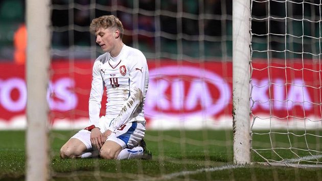 Český záložník Ladislav Krejčí po neproměněné šanci v utkání proti Slovensku. Český záložník Ladislav Krejčí po neproměněné šanci v utkání proti Slovensku.