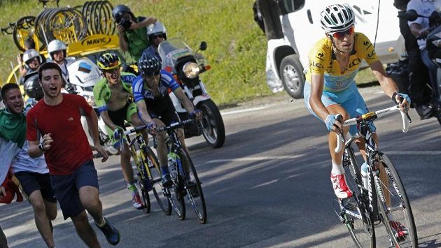 Ital Vincenzo Nibali ve žlutém trikotu lídra, za ním Leopold König a Polák Rafal Majka v závěrečném stoupání. Ital Vincenzo Nibali ve žlutém trikotu lídra, za ním Leopold König a Polák Rafal Majka v závěrečném stoupání.